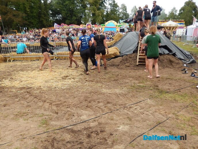 Zwientie tikken wat een belangstelling, wat een volk en wat een schik - Foto: Willy