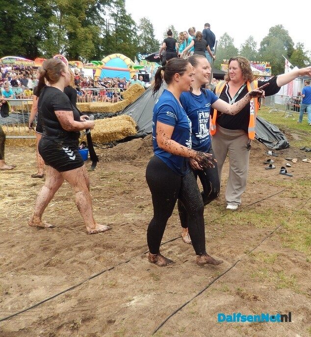 Zwientie tikken wat een belangstelling, wat een volk en wat een schik - Foto: Willy