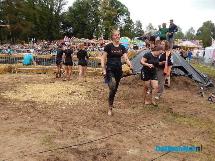 Zwientie tikken wat een belangstelling, wat een volk en wat een schik - Foto: Willy