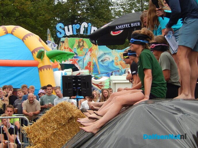 Zwientie tikken wat een belangstelling, wat een volk en wat een schik - Foto: Willy