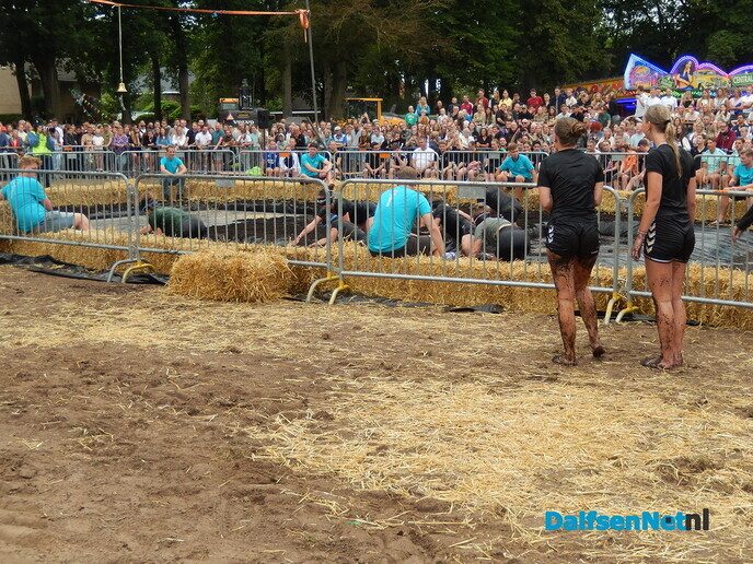 Zwientie tikken wat een belangstelling, wat een volk en wat een schik - Foto: Willy