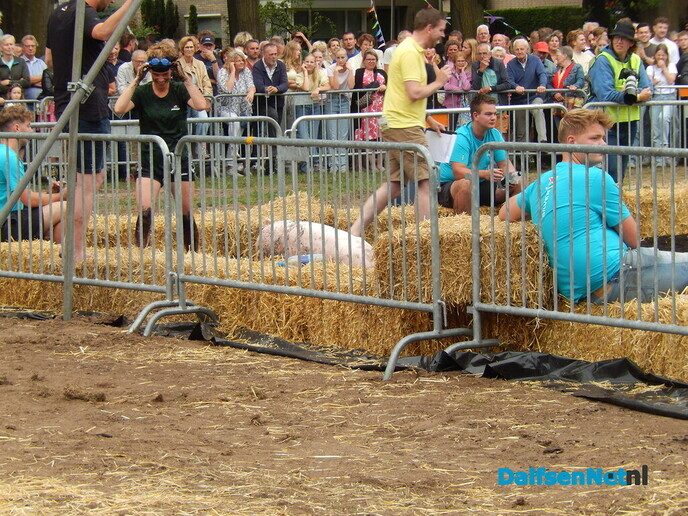 Zwientie tikken wat een belangstelling, wat een volk en wat een schik - Foto: Willy