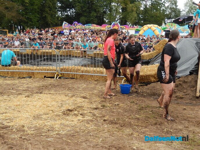 Zwientie tikken wat een belangstelling, wat een volk en wat een schik - Foto: Willy