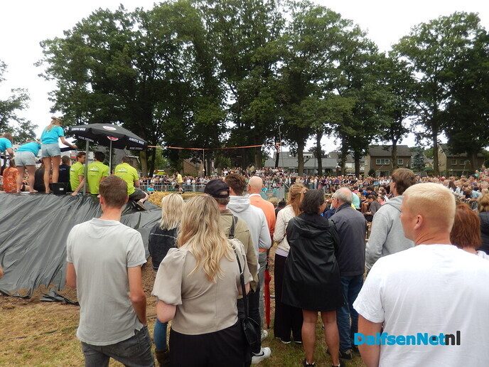 Zwientie tikken wat een belangstelling, wat een volk en wat een schik - Foto: Willy