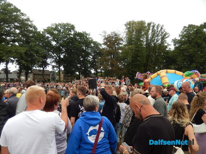 Zwientie tikken wat een belangstelling, wat een volk en wat een schik - Foto: Willy