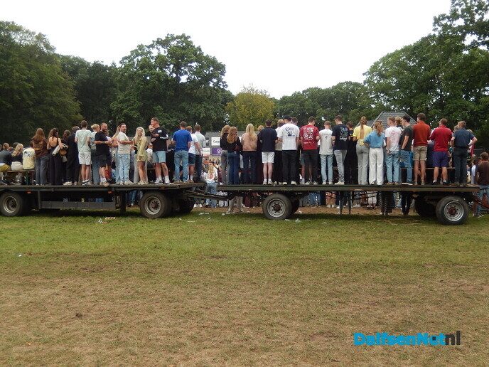 Zwientie tikken wat een belangstelling, wat een volk en wat een schik - Foto: Willy