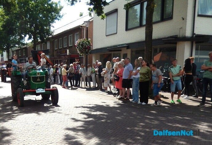 Duizenden mensen langs de straat vanmiddag in Heino - Foto: Willy
