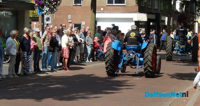 Duizenden mensen langs de straat vanmiddag in Heino - Foto: Willy