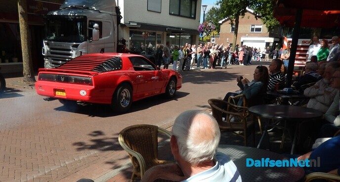 Duizenden mensen langs de straat vanmiddag in Heino - Foto: Willy