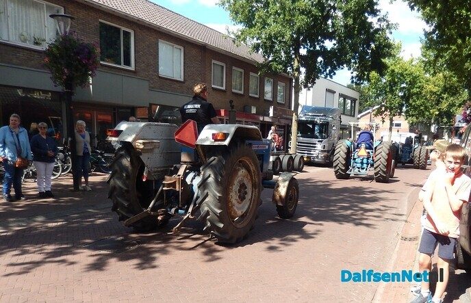 Duizenden mensen langs de straat vanmiddag in Heino - Foto: Willy