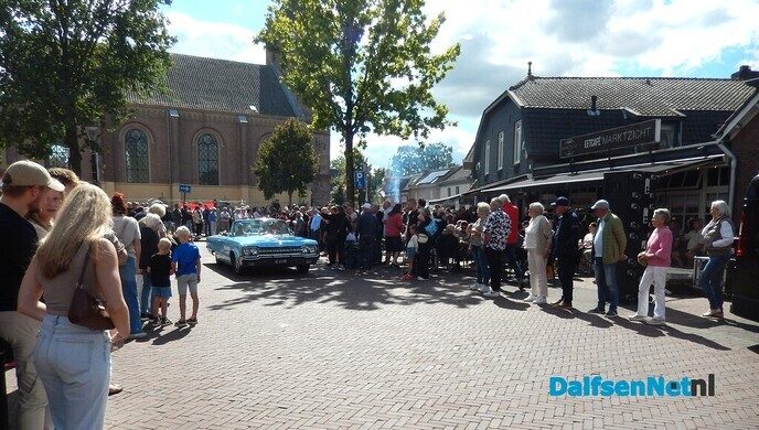 Duizenden mensen langs de straat vanmiddag in Heino - Foto: Willy