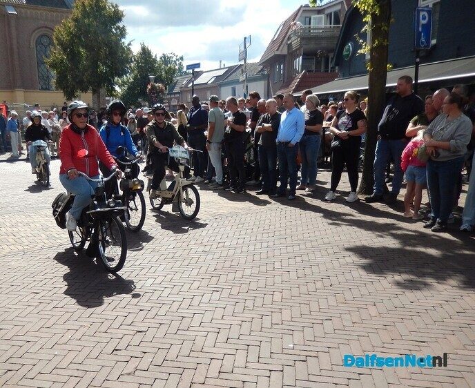 Duizenden mensen langs de straat vanmiddag in Heino - Foto: Willy