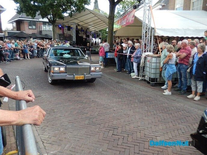 Duizenden mensen langs de straat vanmiddag in Heino - Foto: Willy