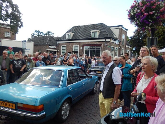 Duizenden mensen langs de straat vanmiddag in Heino - Foto: Willy