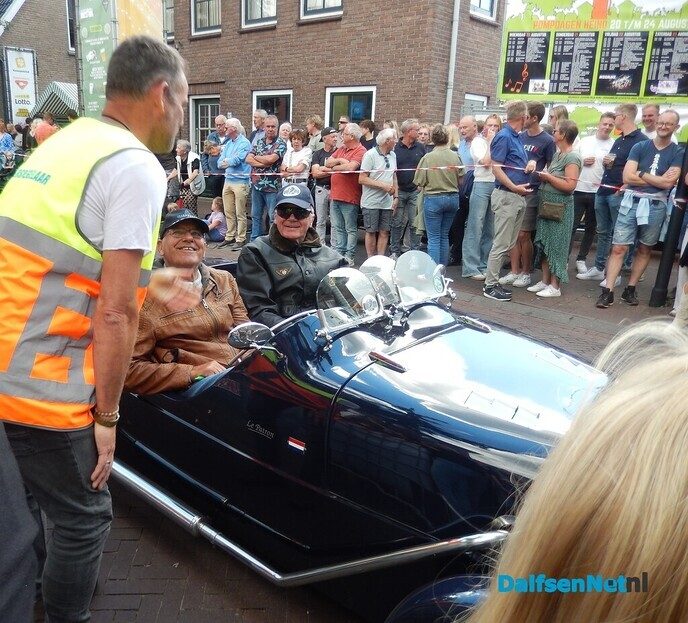 Duizenden mensen langs de straat vanmiddag in Heino - Foto: Willy