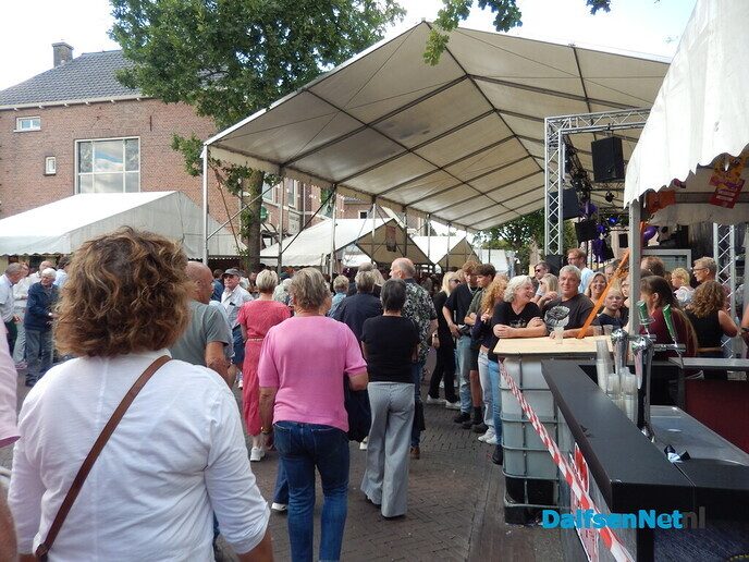 Duizenden mensen langs de straat vanmiddag in Heino - Foto: Willy