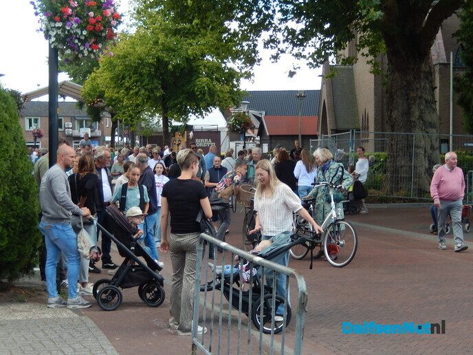 Duizenden mensen langs de straat vanmiddag in Heino - Foto: Willy