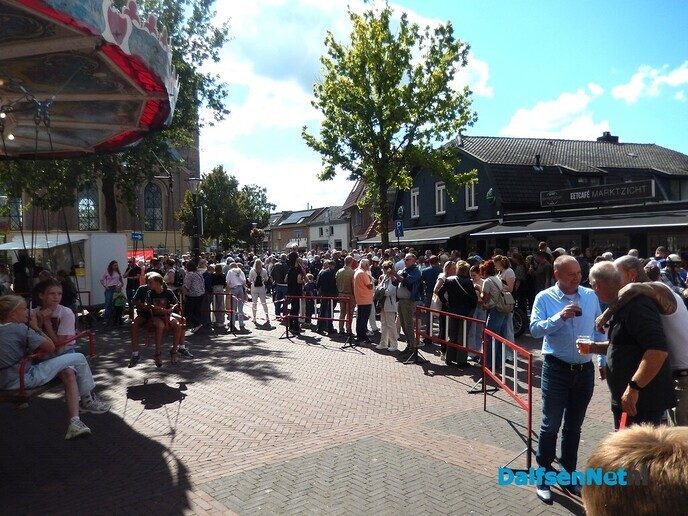 Duizenden mensen langs de straat vanmiddag in Heino - Foto: Willy