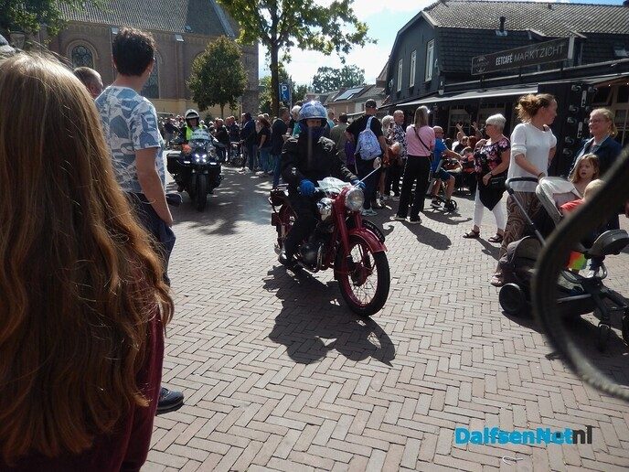 Duizenden mensen langs de straat vanmiddag in Heino - Foto: Willy