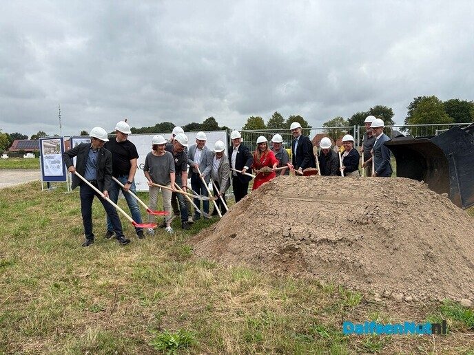 Eerste spa in de grond nieuw gemeentehuis partnerstadt Hörstel - Foto: Ingezonden foto