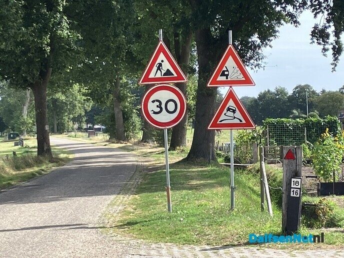 Heel veel verkeersborden vóór en langs de Brinkweg (Dalfsen) - Foto: Paul Scholten