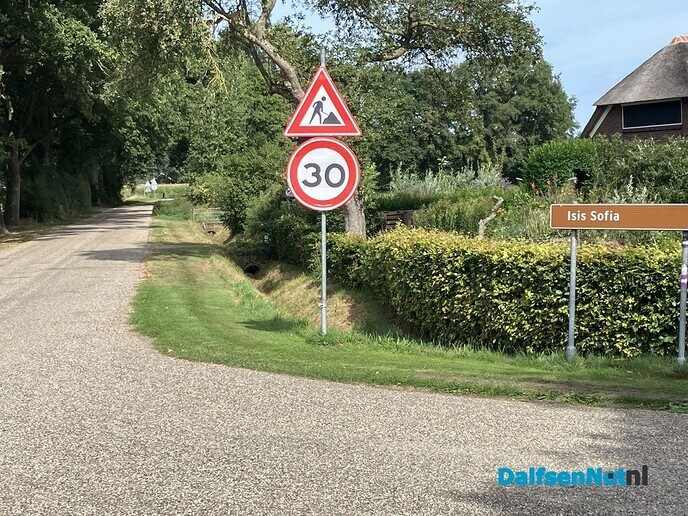 Heel veel verkeersborden vóór en langs de Brinkweg (Dalfsen) - Foto: Paul Scholten