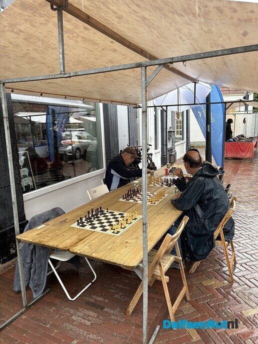 Schaken op de derde Blauwe Bogen dag - Foto: Ingezonden foto