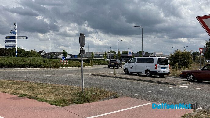 Wanneer kunnen inwoners Dalfsen bij Koesteeg (en Rondweg) veilig oversteken? - Foto: Paul Scholten