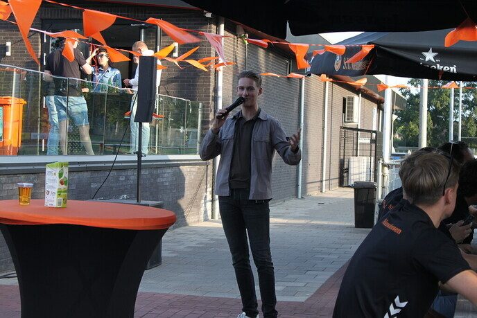 Optreden Fons Veurink op open dag S.V. Nieuwleusen - Foto: Ingezonden foto
