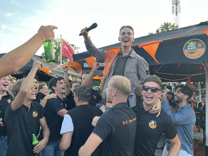 Optreden Fons Veurink op open dag S.V. Nieuwleusen - Foto: Ingezonden foto