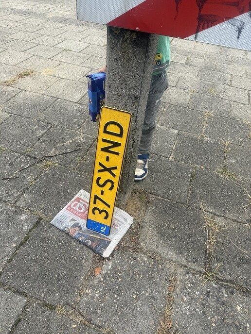 Een auto kentekenplaat gevonden - Foto: Ingezonden foto