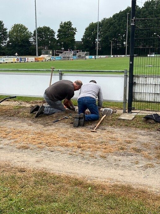 Gezellige Klusochtend bij voetbal vereniging Hoonhorst - Foto: Ingezonden foto