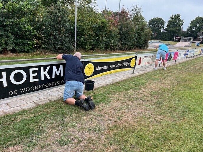 Gezellige Klusochtend bij voetbal vereniging Hoonhorst - Foto: Ingezonden foto