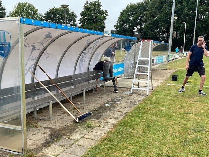 Gezellige Klusochtend bij voetbal vereniging Hoonhorst - Foto: Ingezonden foto