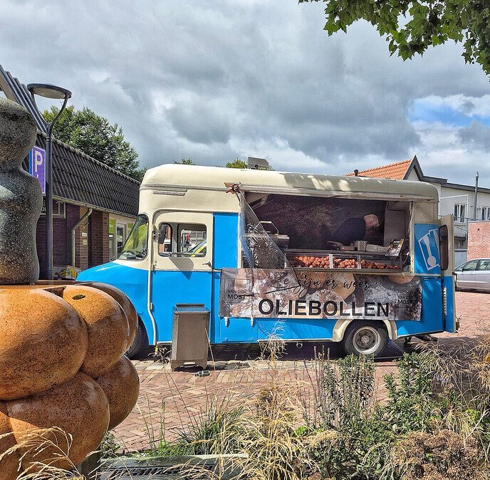 Bijen Nar in winkelstraat - Foto: Femmie Smink