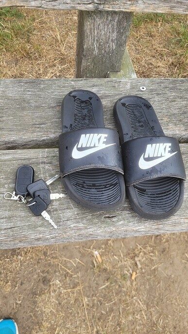 Gevonden bos sleutels en slippers - Foto: Ingezonden foto