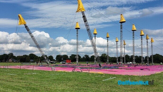 De Megatent voor het optreden van Normaal staat aan de Brinkweg - Foto: Ingezonden foto