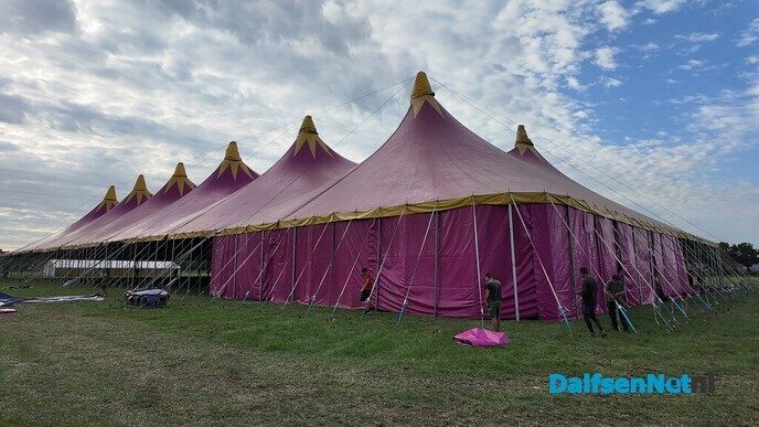 De Megatent voor het optreden van Normaal staat aan de Brinkweg - Foto: Ingezonden foto