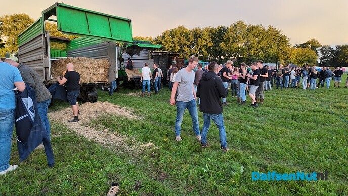 In optocht naar het concert van Normaal - Foto: Ingezonden foto