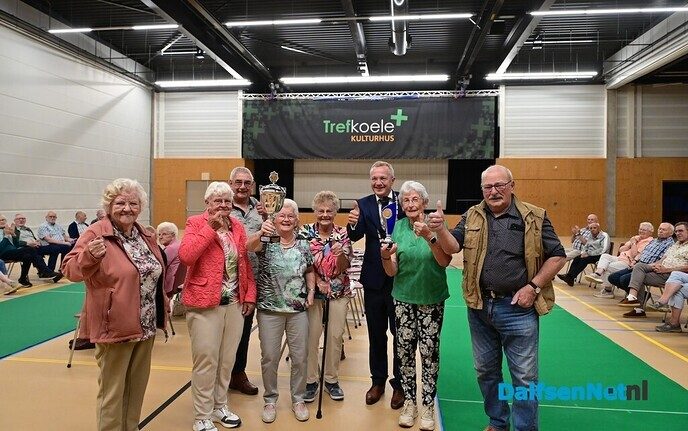 Nieuwleusen-1 wint het 23e Gemeentelijk Koersbaltoernooi - Foto: Johan Bokma