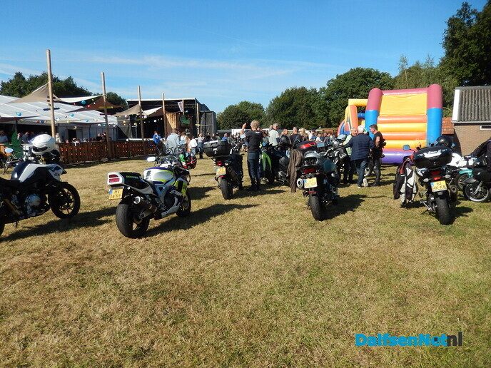 Om 11.00 uur begon de motortoertocht - Foto: Willy