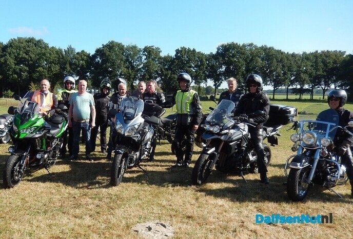 Om 11.00 uur begon de motortoertocht - Foto: Willy
