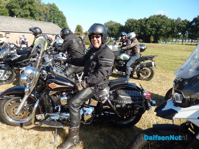 Om 11.00 uur begon de motortoertocht - Foto: Willy