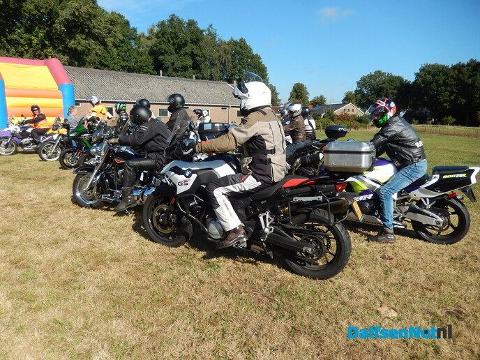 Om 11.00 uur begon de motortoertocht - Foto: Willy