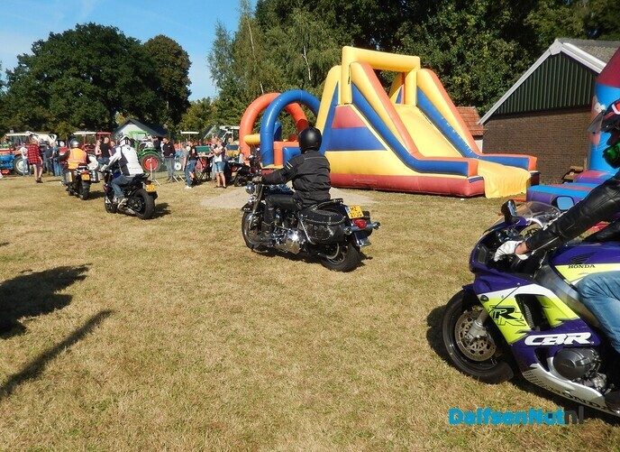 Om 11.00 uur begon de motortoertocht - Foto: Willy