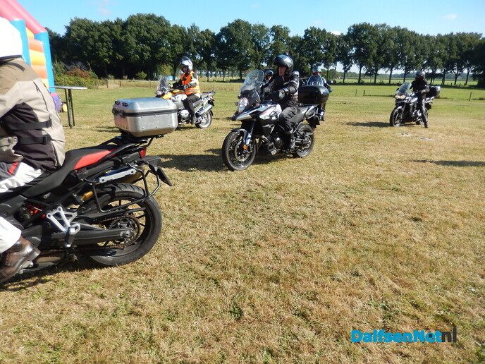 Om 11.00 uur begon de motortoertocht - Foto: Willy