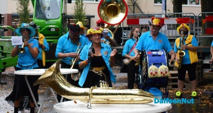 Dalfsen bijna omver geblazen door prachtige blaasmuziek - Foto: Willy