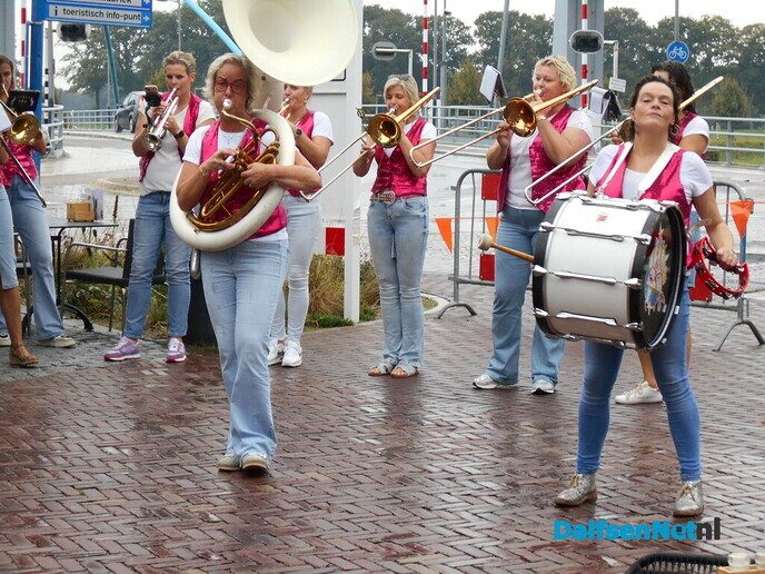 Dalfsen bijna omver geblazen door prachtige blaasmuziek - Foto: Willy