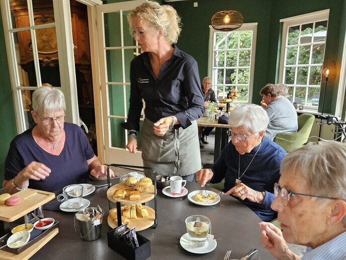 Zonnebloemers aan de High Tea - Foto: Ingezonden foto
