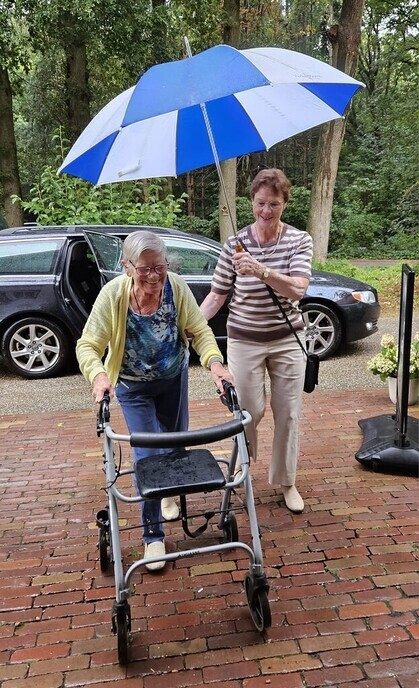 Zonnebloemers aan de High Tea - Foto: Ingezonden foto